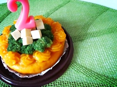 お誕生日の犬用ケーキ かぼちゃとブロッコリーでデコレーションケーキ 犬用ケーキレシピ月子カフェ